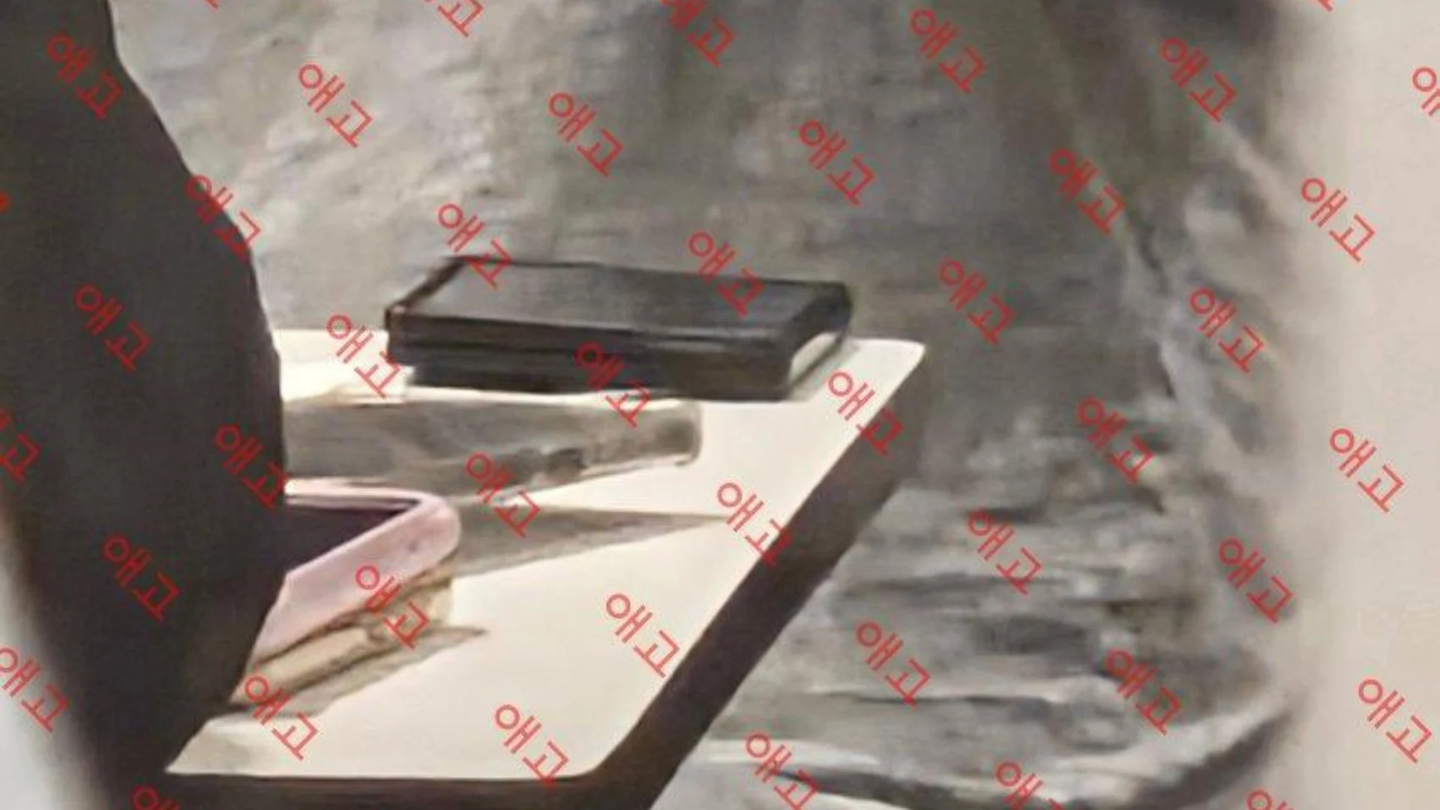 三星 Galaxy Z Fold 8 宽折叠手机现身餐厅，后置双摄设计背后原因曝光