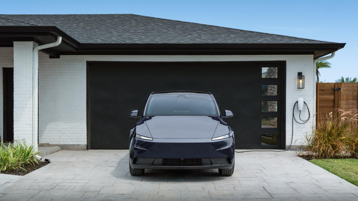 特斯拉北美 Model Y 入门版内饰升级，全黑车顶与 16 英寸大屏下放事件始末