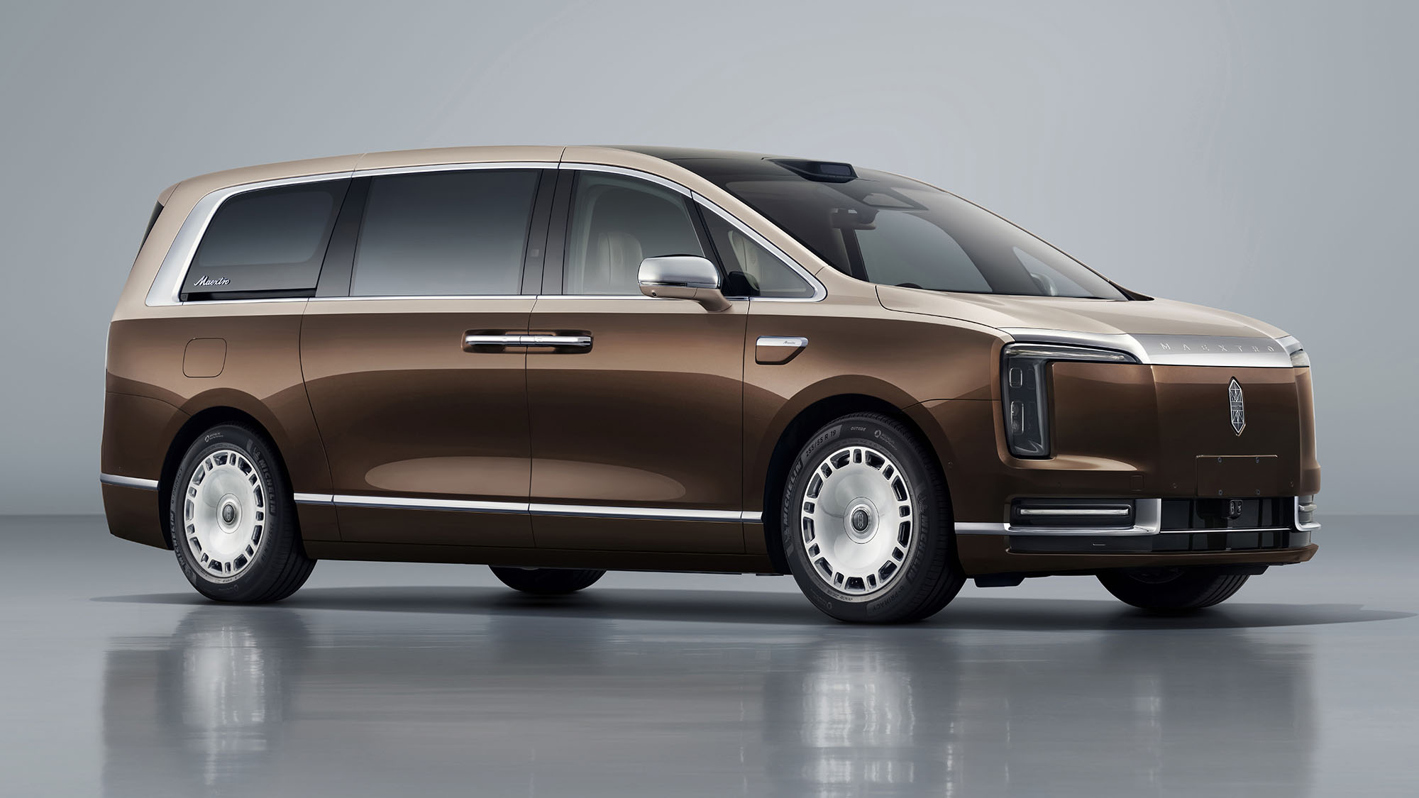 国内市场最大的 MPV：尊界 V800 实车上路，依旧很尊